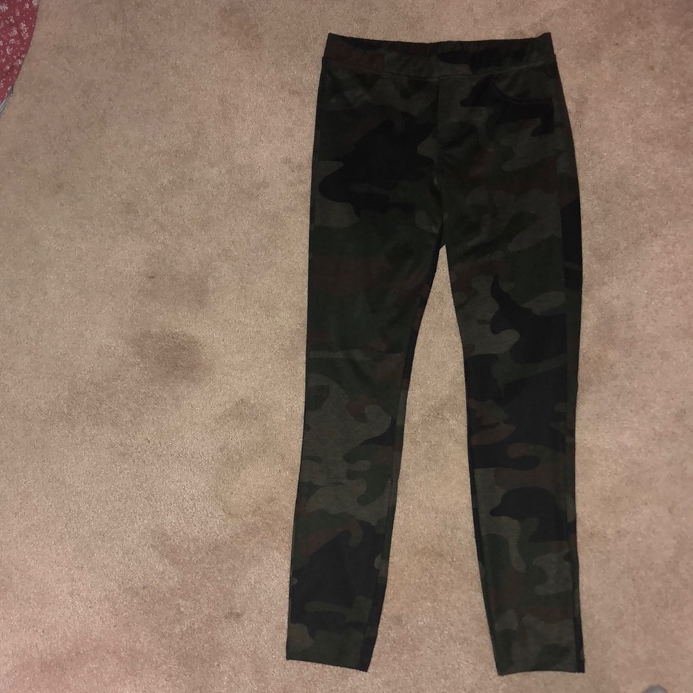 Design Lab medium camo leggings with front and back pockets.